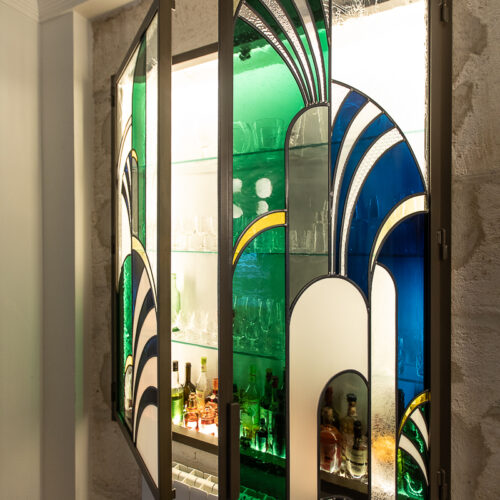 Vitrail traditionnel art déco bleu vert blanc réalisé à la main à Montpellier par Angéline Clermont, maître verrier.