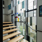 Ensemble de vitraux modernes sur mesure de 40 m² dans une maison d’architecte en bord de mer Méditerranée, création d’Angéline Clermont maître verrier à Montpellier